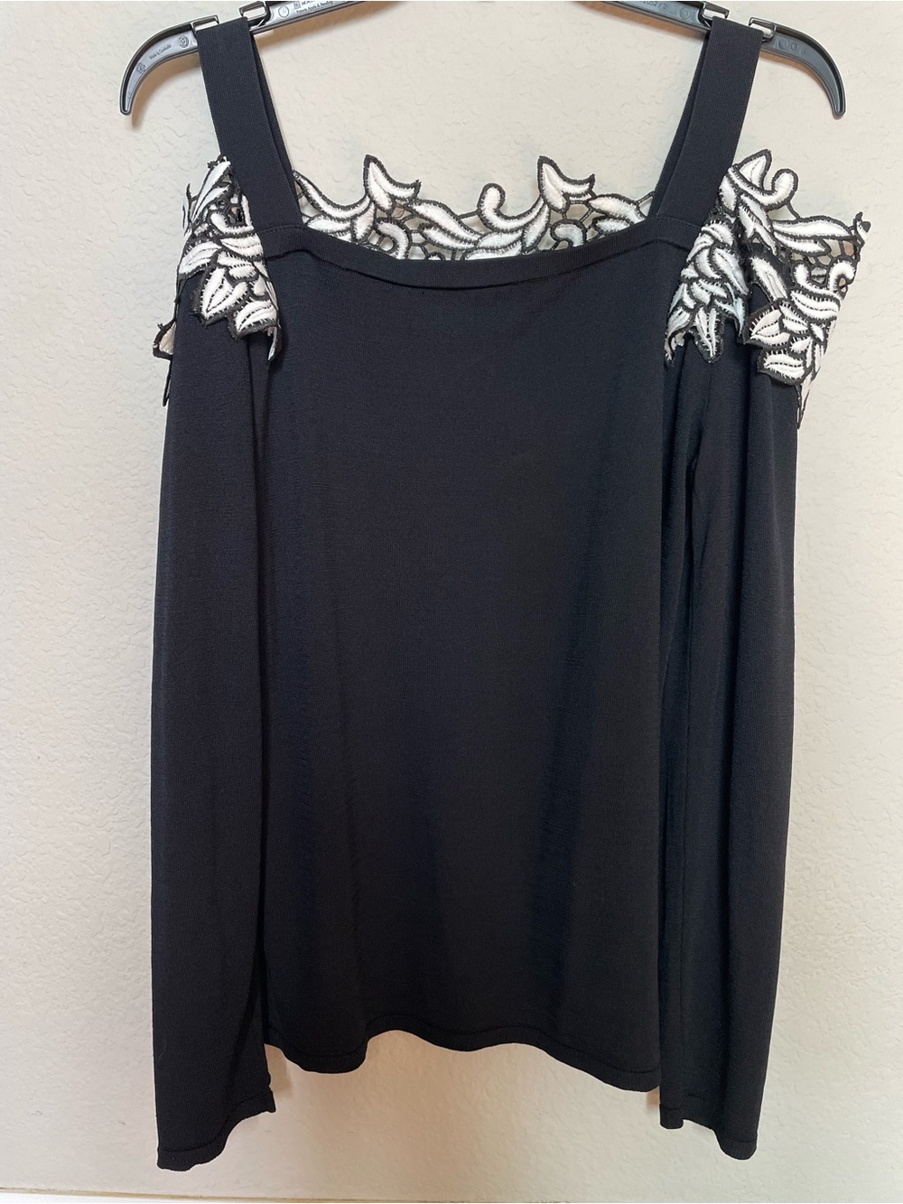 Black Cold-Shoulder Camisole with White Floral Lace Trim M - Picture 4 of 4